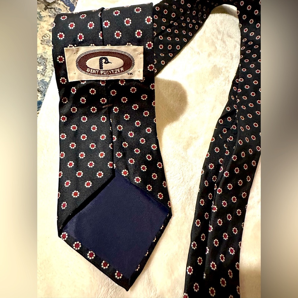 Vintage Bert Pulitzer tie, navy & red medallion print.